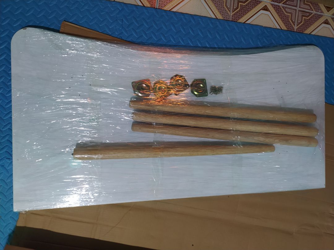 Ban đầu đọc đánh giá mình thấy khá lo lắng về vấn đề vận chuyển, vì có thể gây trầy xước mặt bàn. Mình có liên hệ shop bọc giúp mình cẩn thận và được phản hồi nhanh chóng. 

Bàn được vận chuyển nhanh và đóng gói cẩn thận. Lúc lắp ráp cũng khá đơn giản, có tua vít là được ạ. Không biết do mình vặn không được chuẩn hay lý do gì nên bàn hơi kênh chút, nhưng mà để sát tường là okie ạ.

Bàn khá rộng và cao. Mình để laptop vẫn thừa nhiều chỗ để sách vở trong lúc sử dụng.