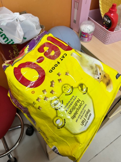 Shop bọc bên ngoài bằng bao bì thức ăn cho mèo làm mình mém nghĩ là giao nhầm đơn, may không phải. *** nhà mình ăn hết , giao đúng hàng, đúng số lượng. Bao bì dạng túi zip nên không phải mất công cột lại, nói chung hài lòng.