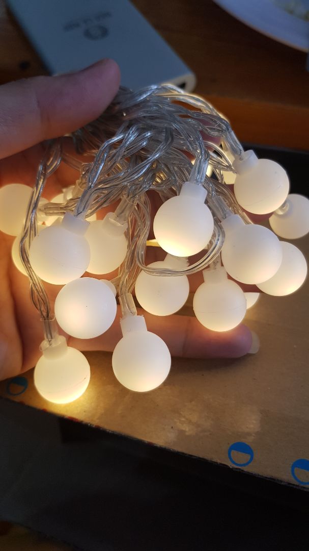 Sản phẩm không giống quảng cáo.
Trong ảnh là bóng pha lê bọt khí, bóng nhìn trong.
Nhưng sản phẩm mình nhận được là bóng nhựa đục. Mong tiki hổ trợ đổi trả sản phẩm đúng như quảng cáo