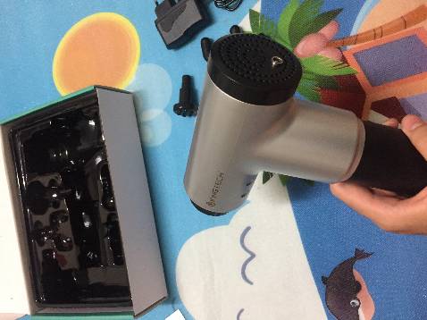 Đúng y như trên ảnh luôn. Lúc mình chọn mua có xem ảnh trên review thấy sản phẩm tương tự nhưng hộp thì mới và đẹp hơn nhiều. Máy dùng thì siêu đã có mấy cái đầu nhọn nhọn đấm nhột ghê mà thoái mái, dùng liên tục khoảng 1 tiếng chưa thấy hết pin. Nói chung là chất lượng hơn mức mình mong đợi