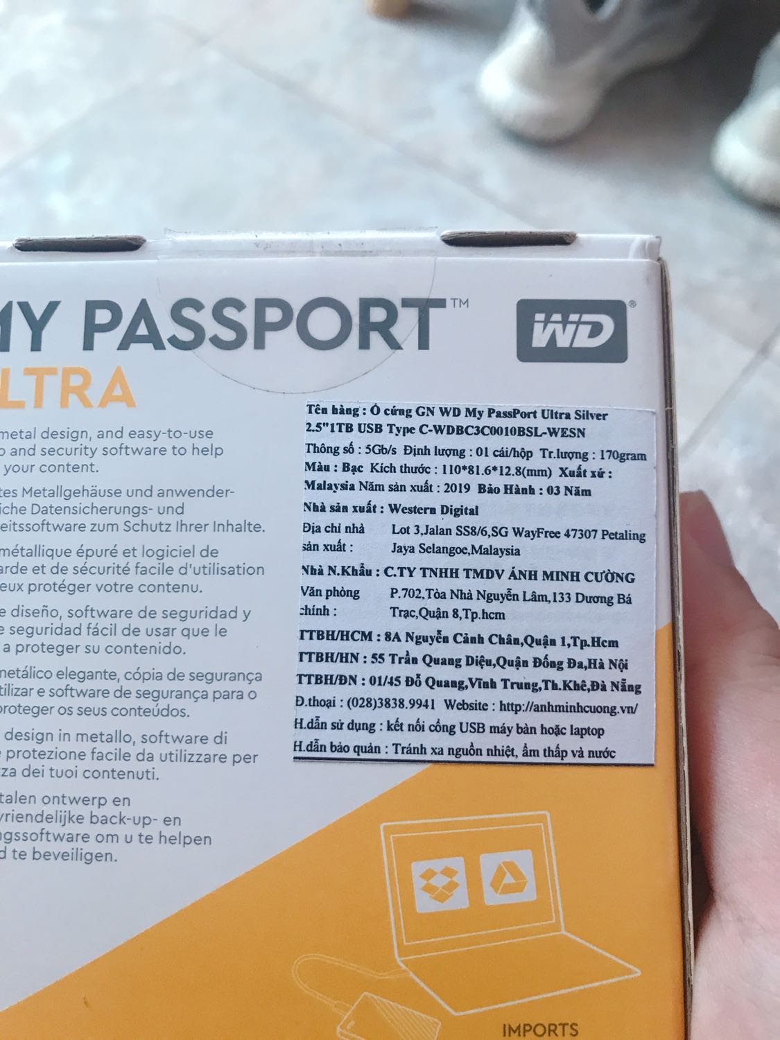 Mình đi dạo một vòng vài chổ bán thì xét về giá tiki tốt nhất. Giao hàng 2 ngày nhận. Phần seal của hộp bị cắt ( có thể là để dán tem của đơn vị phân phối ( hình ). Thiết kế sản phẩm gọn, nhẹ, mỏng và cực kỳ hiện đại. Các bạn sử dụng cổng Usb C để đạt tốc độ ghi nhanh và ổn định. Chạy cực êm và tiết kiệm điện cực kỳ ( so với ổ cứng cùng loại, ko so với SSD ). Bạn nào sài laptop sẽ thấy rõ ngay khi dùng Chế độ Pin mà có sử dụng ổ cứng rời. Về độ bền sài thời gian sẽ rõ.