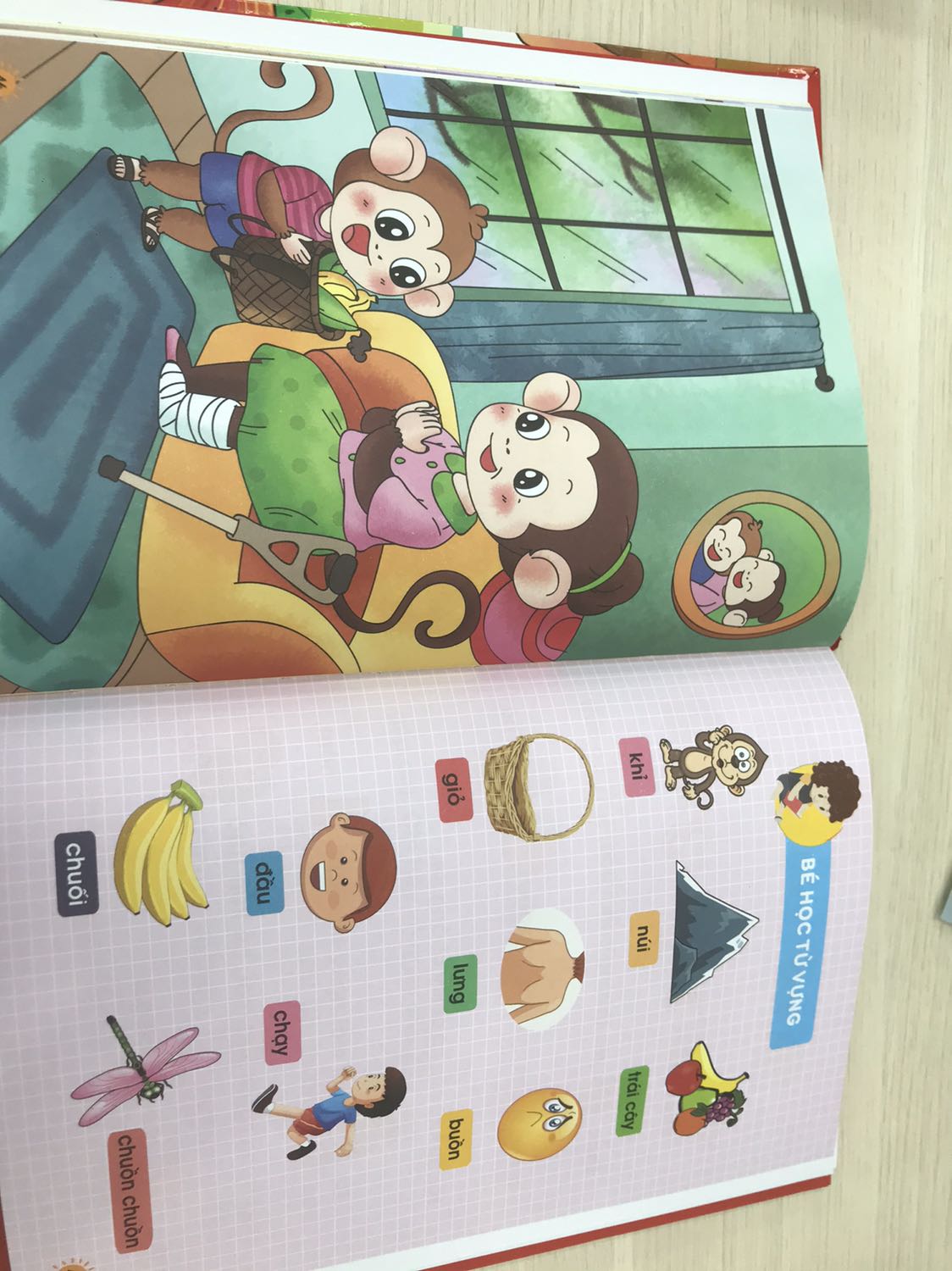 Bìa cứng, bên trong giấy cũng cưng, hình cũng cưng, này mình mua cho bé 3 tuổi. Chắc bé sẽ mê thui vì nội dung bên trong chủ yếu là hình động vật, đồ dùng xung quanh thui