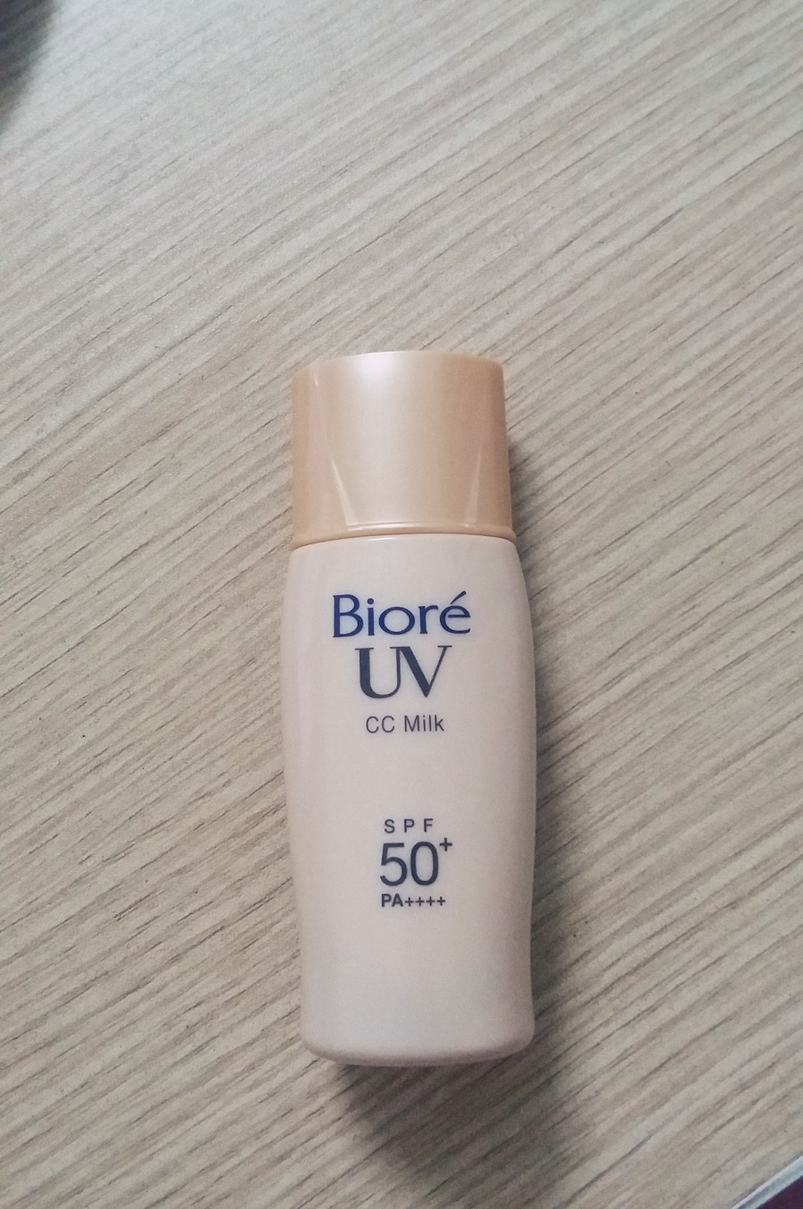 Kết cấu sp khá nhẹ, bột phấn siêu nhỏ dễ tệp vào da, không nhờn rít, mùi dễ chịu. Sp quảng cáo không chứa cồn tuy nhiên sau khi apply mắt mình vẫn có hiện tượng hơi khó chịu như khi dùng sp có cồn (khi dùng cồn sẽ bay hơi).