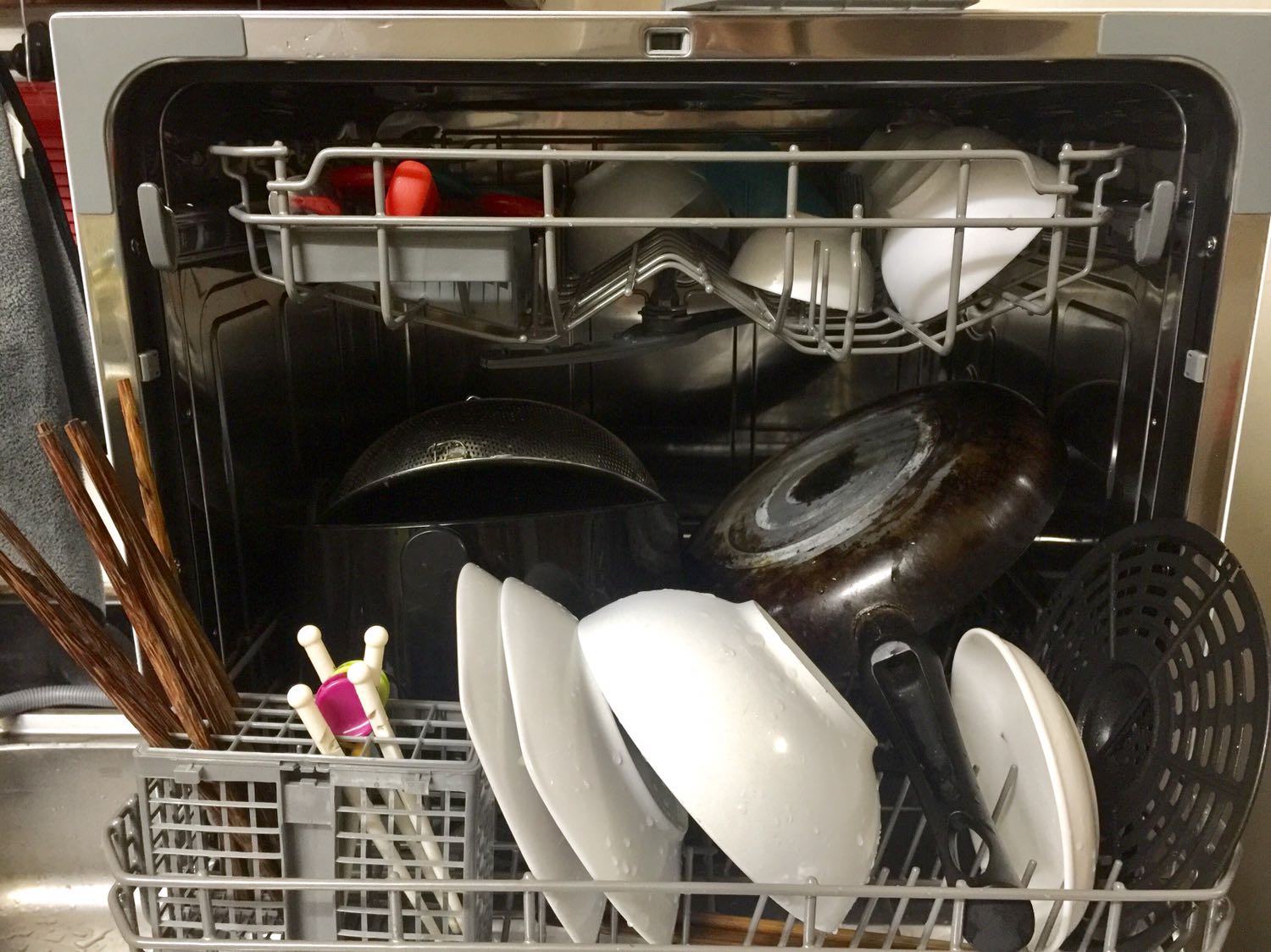 Lúc đọc bình luận của mọi người về dịch vụ lắp đặt, về các vấn đề hoạt động của máy em cũng hồi hộp lắm, nhưng máy giá tốt và vẫn có rất nhiều đánh giá 5* nên em vẫn quyết mua. Dịch vụ lắp đặt rất ok và bạn nhân viên rất nhiệt tình. Nhà em phải khoan đục lắp ống nên thêm tiền thì bạn nhân viên cũng báo trước. Em đã dùng 2 ngày và rất hài lòng. Đây là 2 mẻ của nhà em. 
- Hôm đầu, em rửa ít, dùng chế độ ECO 3.5 tiếng
- Hôm sau, mẹ em bảo thử chế độ QUICK 30 phút xem sao. Mặc dù nhà em dồn bát 2 hôm (khay dưới bên ngoài là đĩa thìa đũa, bên trong là 3 cái nồi rất rất to). Em bấm bụng bảo ko sạch thì rửa chế độ khác. Thế mà vẫn sạch bong sáng bóng ạ