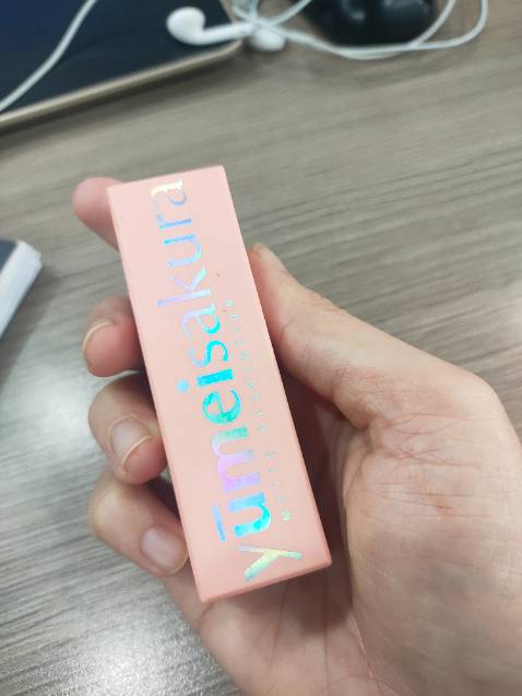 Đóng hàng rất cẩn thận. Có cả thiệp, vỏ son xinh,  son mượt. Oki nha