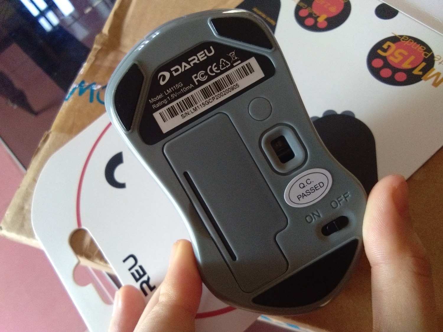 Hài lòng ở đây trước hết là Tiki giao hàng nhanh, đóng gói cẩn thận, dán tem hàng dễ vỡ ngoài hộp, bên trong chuột được bọc  lớp giấy cứng. Bao bì sản phẩm đẹp, mới, không có dấu hiệu bị bóc tách. Sản phẩm có được tặng kèm pin, mẫu mã đẹp, giống hình. Mặt trước và sau chuột đều mới, không bị trầy xước. Lăn chuột hơi cứng tay, nút ấn có tạo tiếng, hai nút bên thân sử dụng tốt, tiện để ấn quay lại, tiến lên phần trước. Nút ấn nhạy, di chuyển nhanh và mượt ngay cả khi không dùng lót chuột. Trong quá trình sử dụng luôn có đèn đỏ sáng, thanh on-off hơi khó sử dụng.
Nói chung ấn tượng lần đầu tốt đẹp, còn về độ bền phải sử dụng lâu hơn mới đánh giá chính xác được.