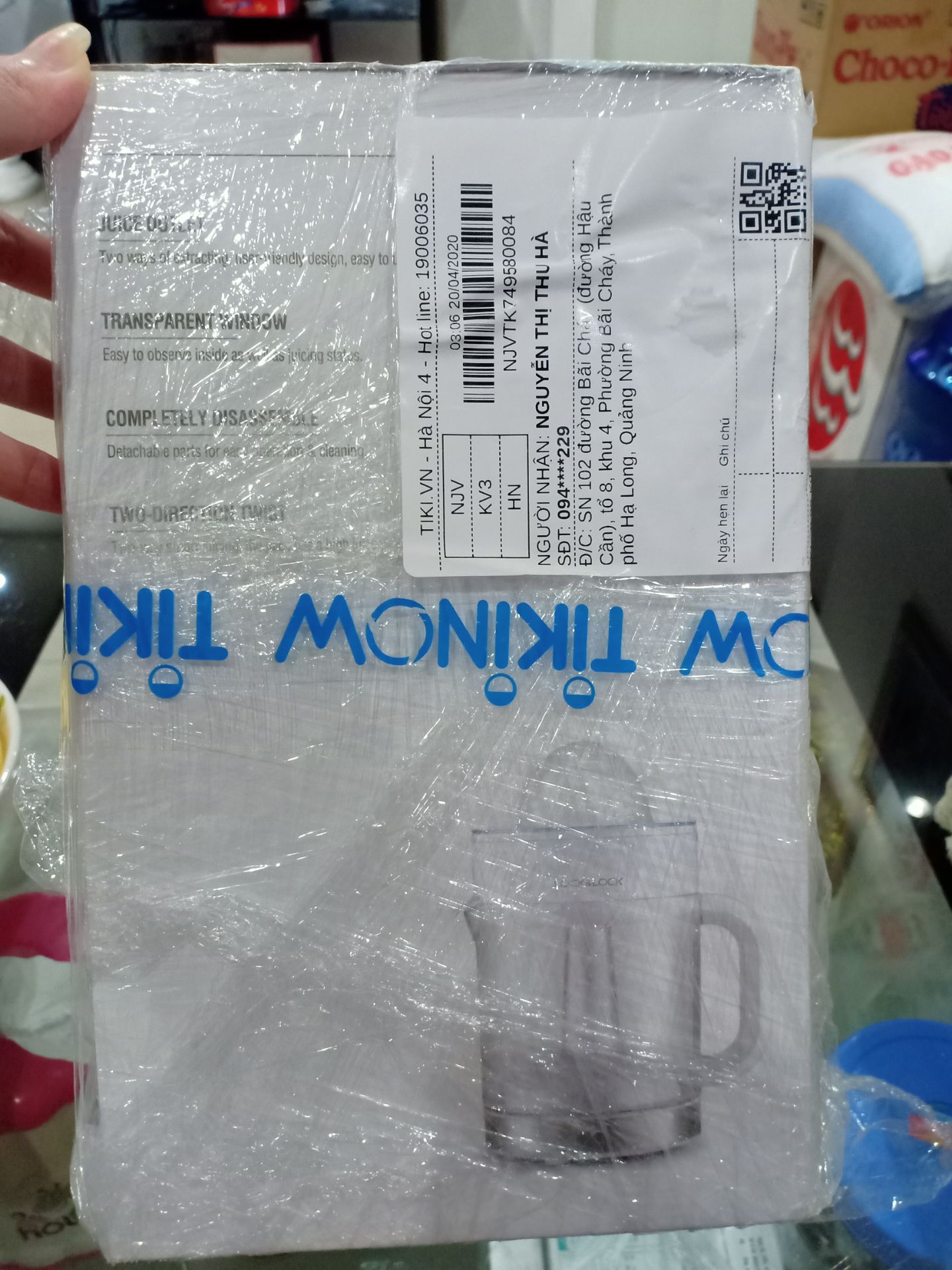 1. Tiki giao hàng nhanh, mình đặt tối qua mà trưa nay đã giao hàng r. Hộp và máy sạch sẽ ko móp méo. Mình mua 294k.
2. Cảm quan máy đẹp. Dung tích lớn 1,2L nên có thể vắt cả 20 quả cam 1 lúc cũng đựng vừa đấy.
3. Công suất 40W nên lực vắt vừa phải, ko nhanh nhưng cũng kiệt nước cam.
4. Thao tác tháo lắp và lau chùi dễ dàng. Tuy nhiên nếu nhà ít người thì các bạn nên mua loại 0,7L cho gọn. Mình mua xong lại thấy to quá đây này.