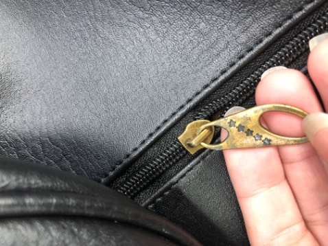 Sp hết màu yêu cầu mà không báo cho Kh, tự động giao màu khác. Có khắc phục đổi qua sp khác nhưng sp móc khoá bị oxy hoá, bung chỉ