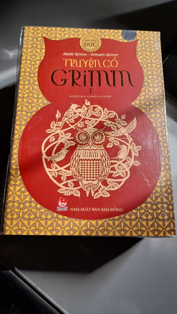 Nhiều nxb khác cũng đang cho ra mắt bản dịch Truyện cổ Grimm khác nhau, riêng mình chọn bộ này của Kim Đồng vì mong muốn được gặp lại giọng văn quen thuộc mình đã đọc hơn 20 năm trước. Khi cầm sách trên tay, mở truyện đầu tiên ra đọc, cảm giác như gặp lại người bạn cũ vậy. 
Sách đẹp, có hình minh họa, thêm phần lời giới thiệu và chú thích ở cuối mỗi tập, mang đến thêm thông tin xung quanh bộ truyện cổ yêu thích. 
Hàng giao rất nhanh, dù chọn giao tiêu chuẩn nhưng đặt chiều hôm trước sáng hôm sau đã nhận được hàng. 5 sao rất xứng đáng!