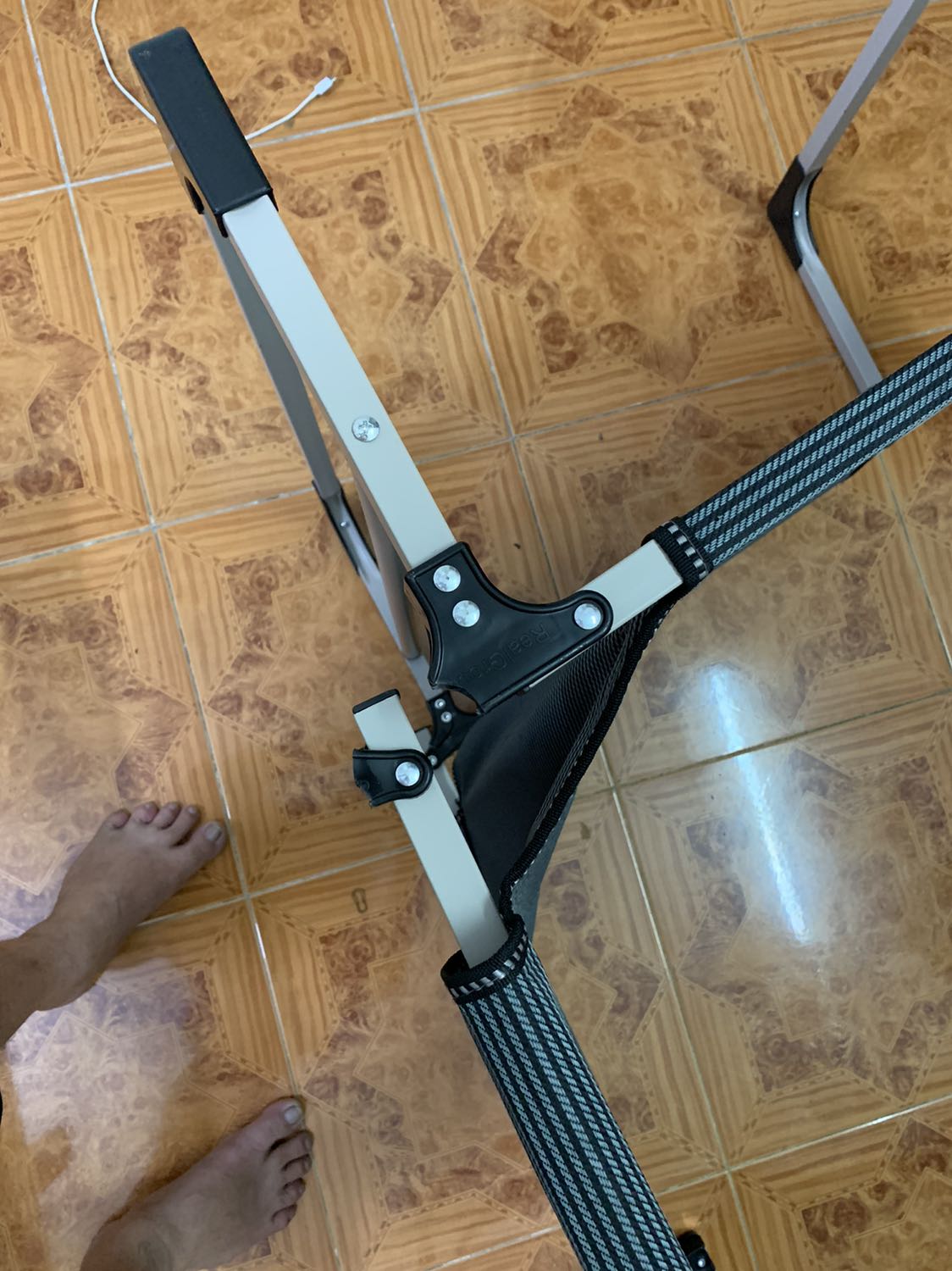 Dịch vụ giao hàng ok ...sáng nhận hàng nguyên vẹn... nhưng tối ngủ nữa đêm lúc 12h trở mình ghế gãy ( như hình ) tỉnh giấc luôn ( tôi cần nặng 90 kg ) hỏi sản phẩm này có bảo hành không vậy?!