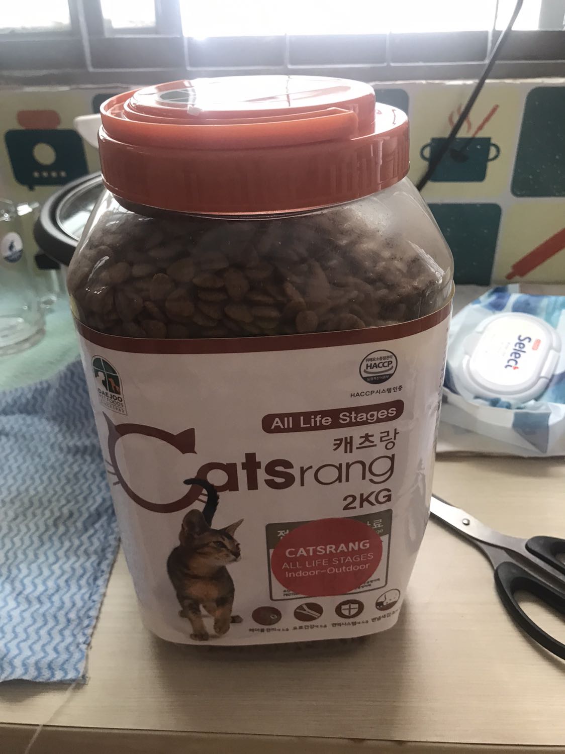 Mùa dịch giao hàng hơi lâu, hộp hơi móp nhưng không sao, ngày trên bao bì là ngày sản xuất. Mới đổi qua loại này cho mồn lèo ở nhà ăn thử xem sao ?