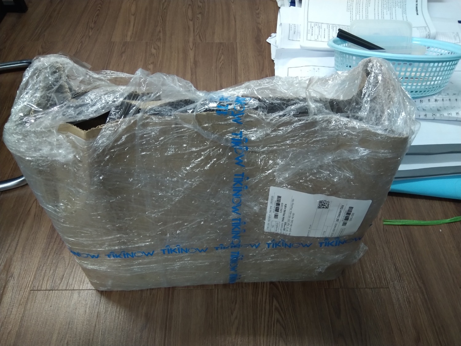 - Mua hàng ở Tiki một số lần thấy điểm mạnh của Tiki là khâu đóng gói, tuy nhiên lần này thì rất thất vọng, đóng gói rất cẩu thả làm móp méo hộp sản phẩm.
- Sản phẩm quá nhiều bụi bẩn, thế này mà mang đi tặng thì mang tiếng quá.
- Hàng đúng như hình, đúng chất Bruder.
Đề nghị Tiki cho đổi sản phẩm khác chứ bẩn thế này mang đi tặng mang tiếng lắm. Không lẽ tháo tung ra lau thì mất thời gian quá.