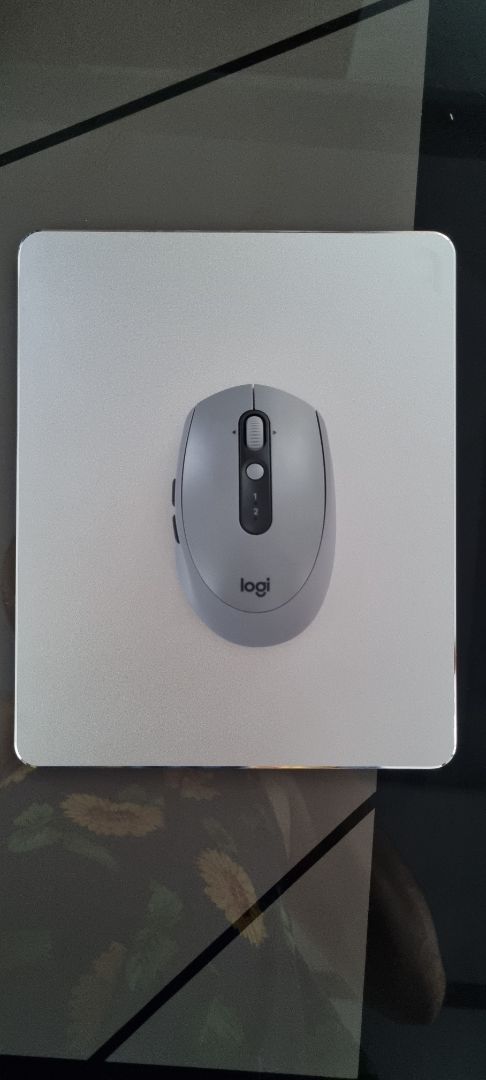 Sản phẩm rất đẹp, sang trọng nhưng bề mặt tấm lót quá nhẵn, láng nên k bám dính được trên bề mặt (đặc biệt mặt bàn làm việc bằng kính), nên khi rê chuột tấm lót bị trượt theo k cố định được. Nên thiết kế có độ bám hơn