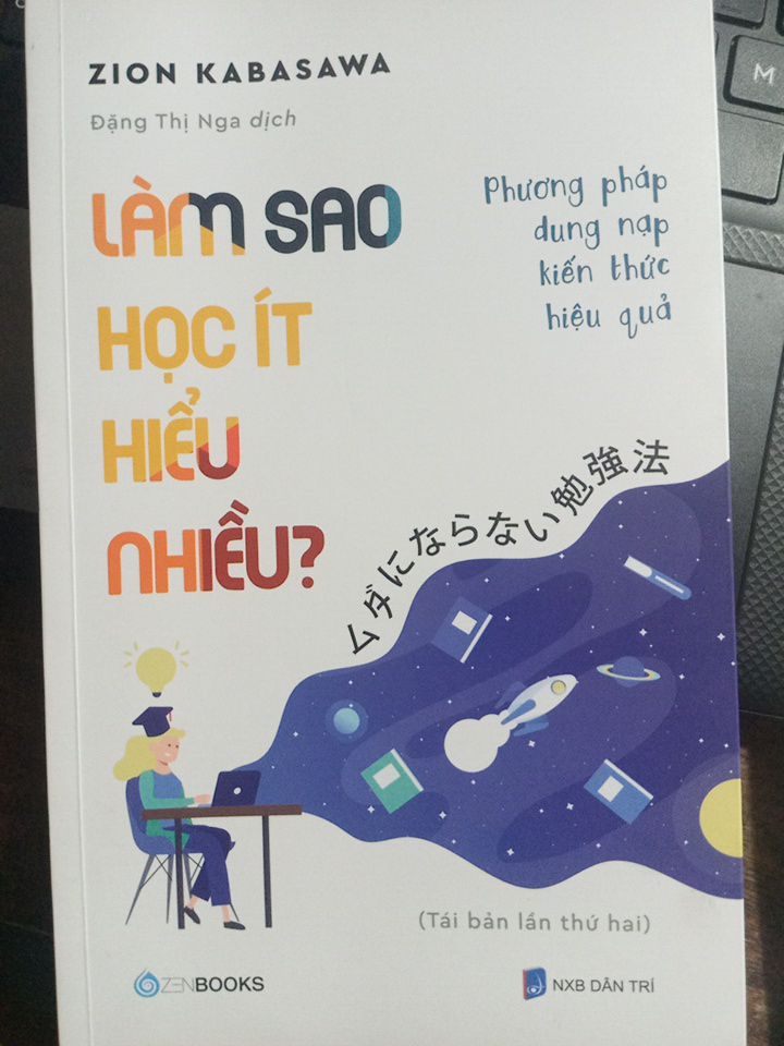 Sau khi bị ấn tượng bởi nội dung của quyển:'Đọc nhiều nhớ được bao nhiêu' cùng tác giả thì mk tìm đc quyển ' Làm sao học ít hiểu nhiều' cũng rất hay. 1 phần mk rất ấn tượng trong cuốn sách này là :để có thể nhớ lâu thì ta nên có đầu ra với phương pháp 'Dạy'. 
-Cấp độ1:dạy 1-1 
-Cấp độ 2: dạy 1 nhóm nhỏ (khoảng 5-7 người)
-Cấp độ 3: dạy 1 nhóm lớn hơn ( khoảng 15 ng)
-Cấp độ 4: dạy qua mạng Internet ( rất nhiều ng học bạn)
----Lợi ích của việc dạy cho người khác là rất nhiều: kiểm tra lại kiến thức, nhớ lâu hơn, cách diễn đạt dễ hiểu hơn, dưới sự áp lực khi dạy người khác bạn có ý thức đc bản thân phải học một cách nghiêm túc hơn. Lời cuối cùng mình xin cảm ơn Tiki vì đã mang lại những dịch vụ rất tốt.