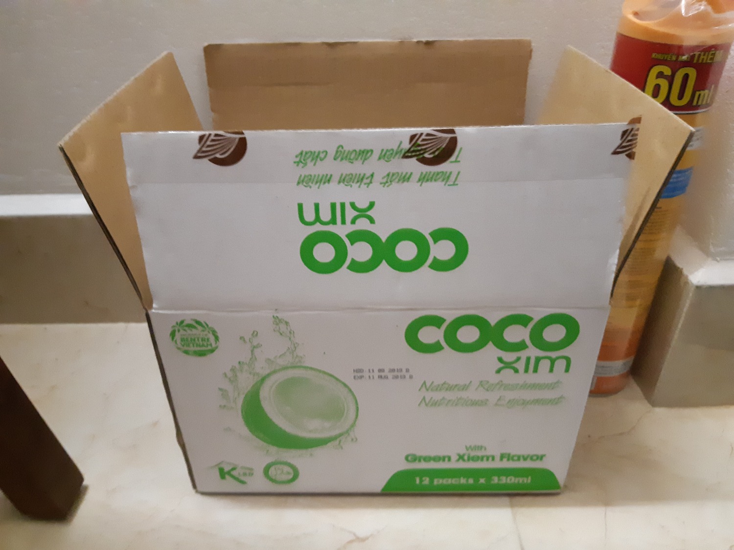 Nước dừa uống cảm giác khá tự nhiên, ko pha tạp, hơi ngọt một chút, có vị dừa khá rõ. Nói chung là mình tin tưởng và sẽ mua thêm để uống mùa hè. Dùng với bình giữ nhiệt LockLock rất ổn nha các bạn, mang đi làm or đi ô tô