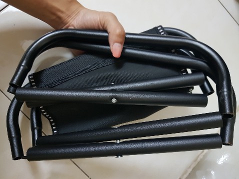 Ghế giống như quảng cáo, gấp gọn và tiện lợi, ghế cũng rất chắc chắn. Mình đặt 1 size lớn và 1 size nhỏ, cái size nhỏ thì phù hợp hơn vì nhỏ gọn và nhẹ hơn, tháo lắp cũng đơn giản nhanh chóng nhẹ nhàng hơn. Còn cái size lớn bị cũ gỉ sét nhẹ vài chỗ nối lắp cũng như bị móp nhẹ nên việc tháo lắp hơi cứng hơi khó xíu, phải dùng lực nhiều cũng như nặng hơn và ko tiện bỏ túi như cái nhỏ (còn lại đều rất OK). Giao nhanh, gói kỹ, shipper nhiệt tình thân thiện, Thanks all