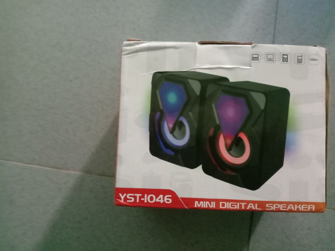 loa có vết xước dài khoảng 2cm.loa yst 1*** chứ ko phải 2.1 như bài đăng.Giá 85k ship luôn. Lần thứ 2 mua trên tiki. Lần đầu thì ko giao hàng. Lần 2 giao ko đúng hàng. Chán!!!!