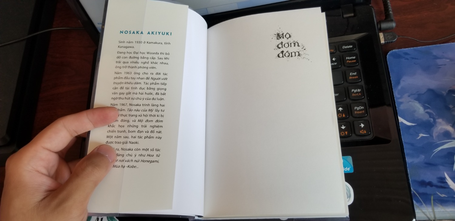 Tiki giao hàng nhanh.
Sách được bọc bằng Bookcare cẩn thận và đẹp.
Tiếc là sách không được tặng kèm bookmark. (T_T)
Do đã coi phim và ấn tượng để lại rất sâu sắc nên mình mua về để sưu tập chứ không có ý định đọc vì cái kết buồn lắm.