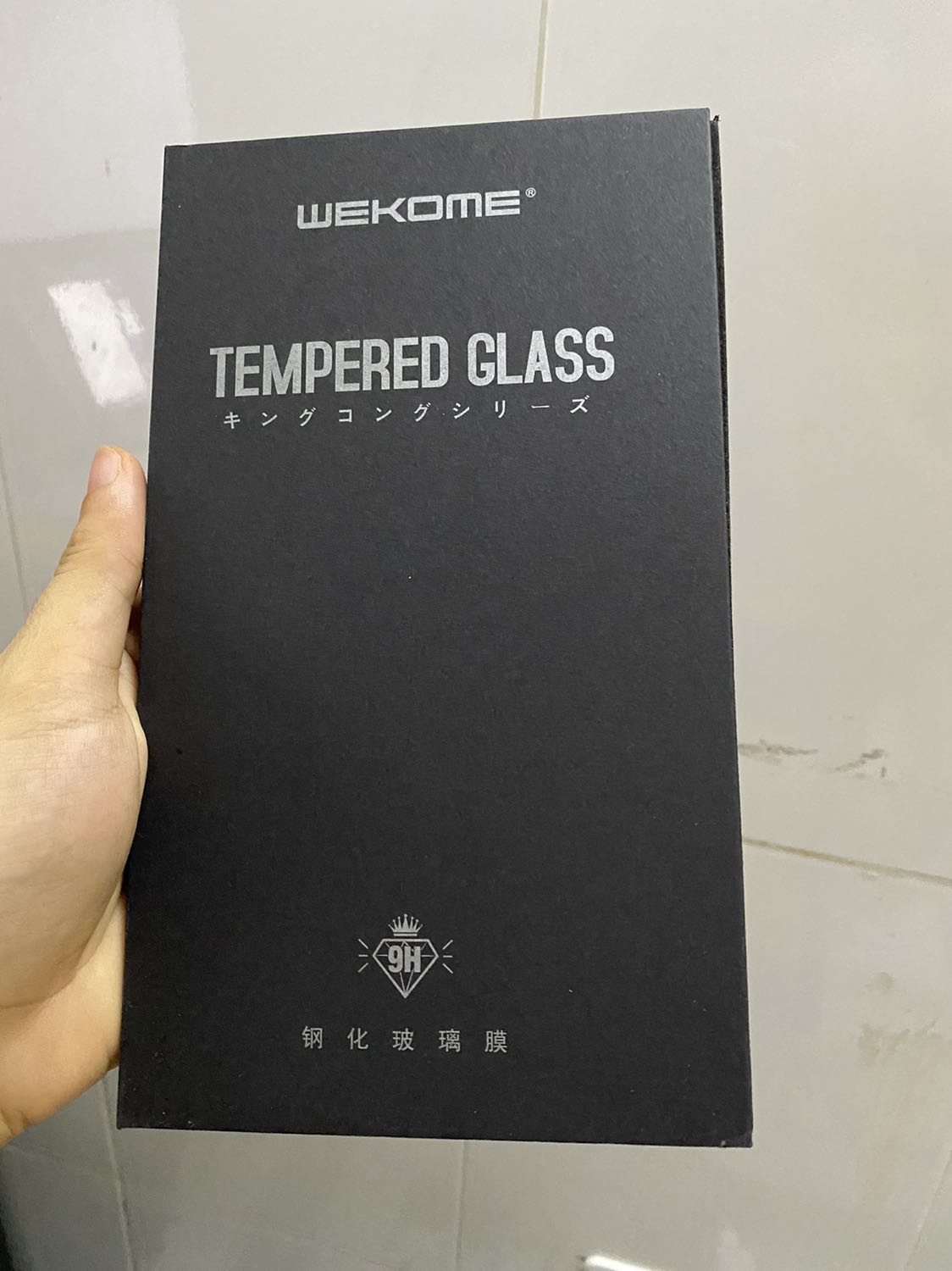 Hộp được đóng gói khá là đẹp và kĩ, miếng dán thì chống người khác nhìn trộm khá là ổn. Còn có chống được va đập hay không thì mình không biết 🙈. Hi vọng shop sẽ có nhiều sản phẩm tốt và chất lượng cho anh em sử dụng. Hộp được đóng gói khá là đẹp và kĩ, miếng dán thì chống người khác nhìn trộm khá là ổn. Còn có chống được va đập hay không thì mình không biết 🙈. Hi vọng shop sẽ có nhiều sản phẩm tốt và chất lượng cho anh em sử dụng.