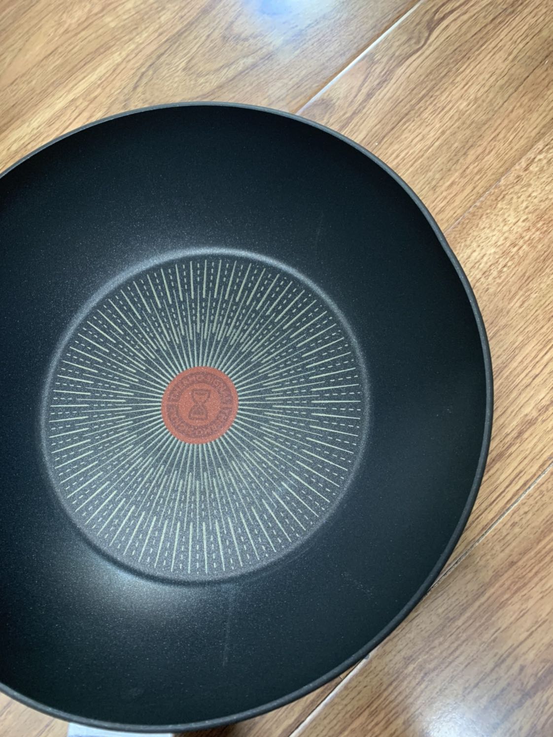 Lần mua đầu tiên 22/6 đặt hàng 23/6 giao, cán chảo lỏng léc, vành chảo trầu xước nên đổi.
24/6 nhận lại sp lỗi, 30/6 giao sp mới.
Chảo mới giao lại đóng gói rất cẩn thận mấy lớp luôn nhưng chảo lại bị móp. Vậy có nghĩa chảo bị móp trước khi dc đóng gói, nếu đã móp thì tại sao còn giao cho khách?
Cách kiểm tra sp trước đóng gói của tiki và shop có vấn đề, nên xem xét lại.
Hnay ko muốn viết đánh giá đâu nhưng thấy đợt này tiki làm việc ẩu quá đành phải lên tiếng (trưa nay 1/7 vẫn chưa thấy ai gọi nhận lại sp lỗi).