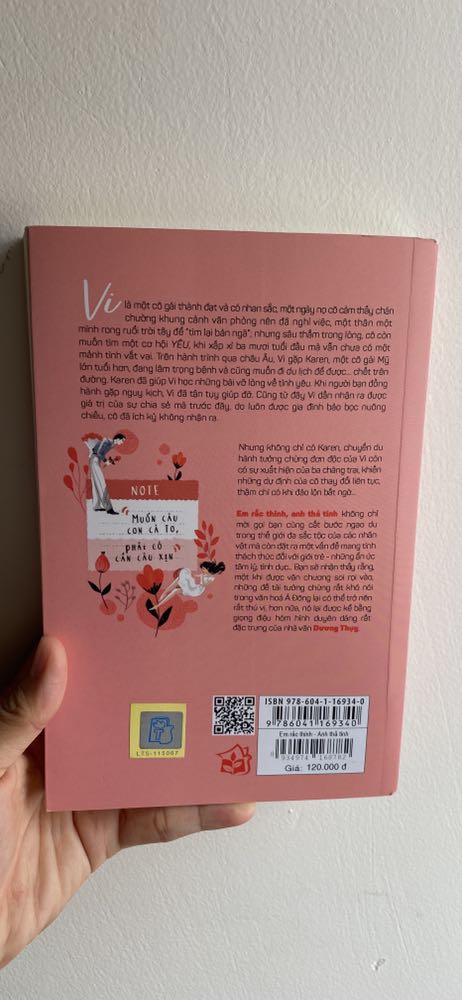 Dương Thuỵ có những tác phẩm ngôn tình khá hấp dẫn, thu hút mình. Cách viết nhẹ nhàng, truyền cảm, nội dung không quá drama là những điểm nổi bậy của cô. Cuốn này cũng như những cuốn trước kể về tình yêu của 1 cô gái VN với 3 chàng trai nước ngoài, tài giỏi lại giàu có. Dù là hơi ảo diệu nhưng được cái là Dương Thuỵ viết nghe giản dị lắm, không hề có chút màu mè.
