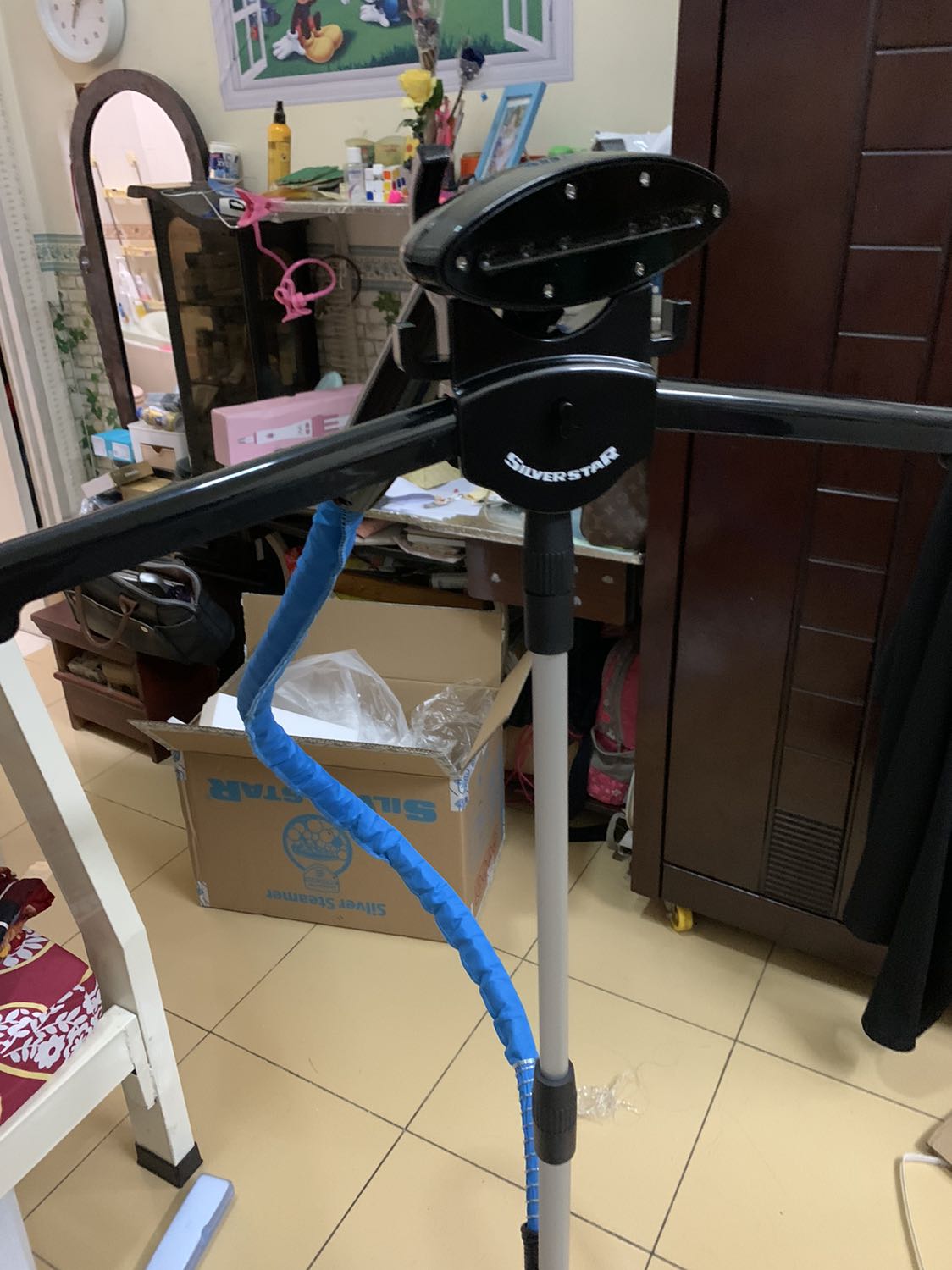 Hơi mạnh, ủi quần áo rất thẳng, tiện dụng. Điểm yếu là máy to có mùi rất nặng. Không biết máy có mùi nên mình ráp trong phòng ngủ, đến hôm nay 3 ngày rồi phòng vẫn còn mùi