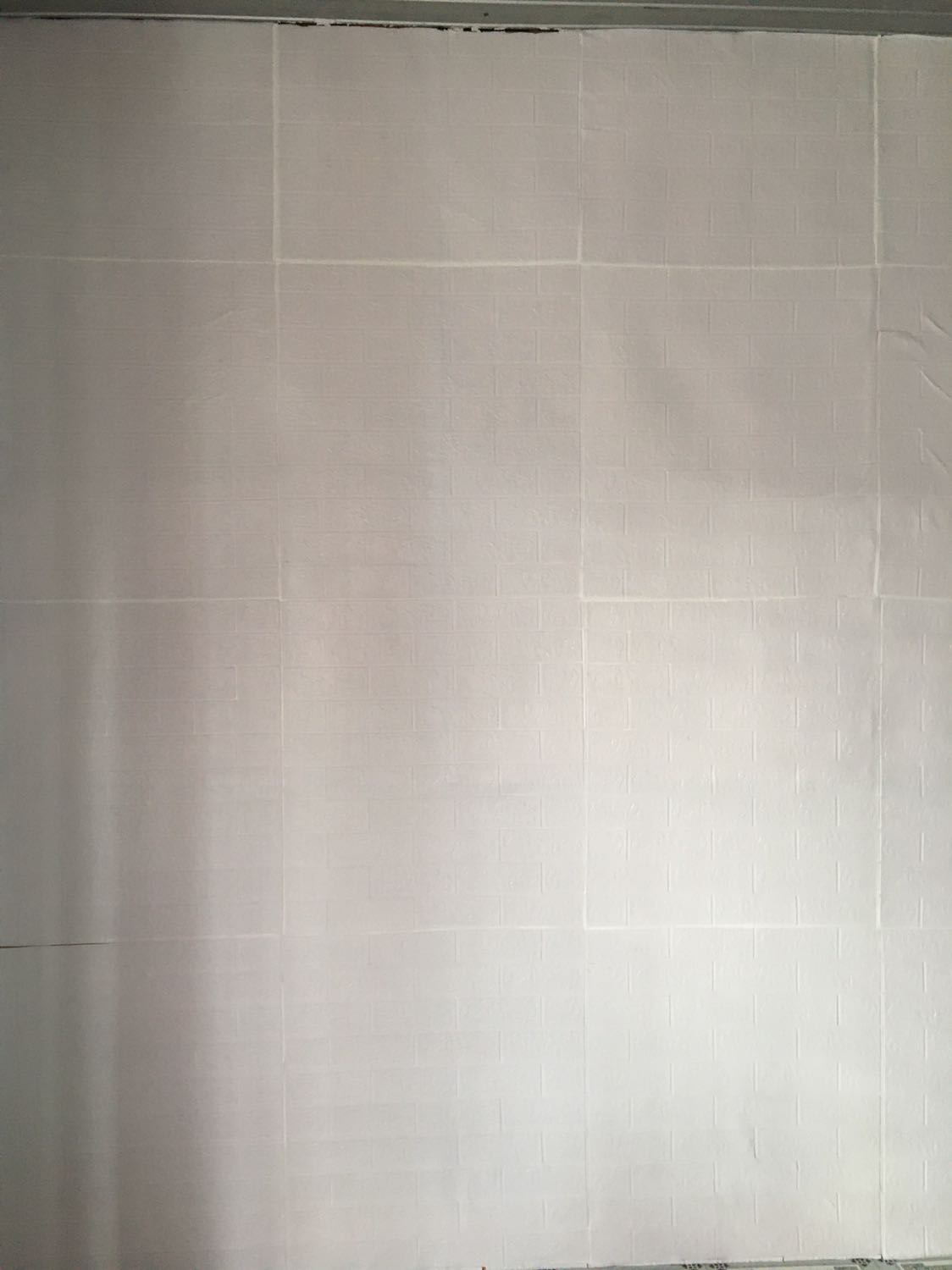 Sản phẩm quá mỏng, các mép cạnh cắt không đều làm khó khăn khi dán, bị lệch..phải dán chồng lên mép của tấm trước làm mất thẩm mỹ
Keo dán không chắc, mới dán thử 1 vách để qua đêm keo đã bị bong 1 góc khá lớn
Đặt mua 100 tấm mới dán thử 20 tấm mà thấy chất lượng k OK nên k dán dán nữa đành bỏ xó lun 80 tấm kia :( 
Hên là lúc đầu mình định mua 200 tấm, sau suy nghĩ lại mua trước 100 tấm nếu không bỏ oan nhiều hơn nữa rồi