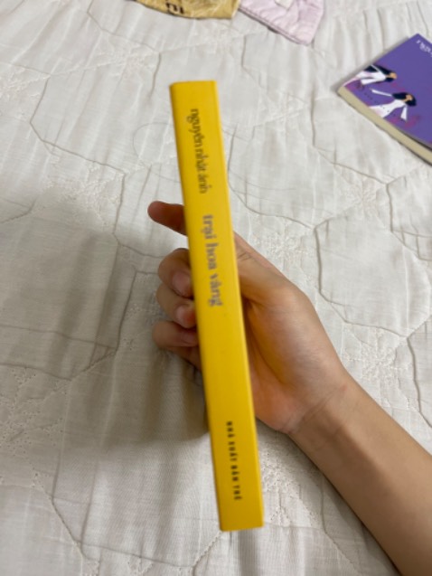 Do mình ko để í kích thước nên hơi bất ngờ về kích thước sách nhưng mà chất liệu giấy tốt ,chữ in rõ nét bìa đẹp , sách có mùi thơm rất dễ chịu , giao nhanh. Nên mua ah