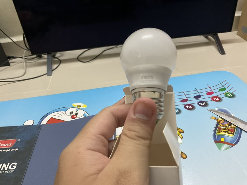 Điểm mạnh: giao hàng nhanh, lắp ráp dễ dàng, bao bọc khá cẩn thận. Có hướng dẫn sử dụng và thẻ bảo hành nhưng mình nghĩ ko dùng tới. Ánh sáng đèn tương đối sáng. Giao đúng màu và các chi tiết được gói cẩn thận. Nhìn chung khá hài lòng.
Điểm "chưa" mạnh: hàng lưu kho nên bụi nhiều, mong Tiki lưu ý. Thứ hai, bóng đèn kèm theo là đèn vàng, mình prefer ánh sáng trắng nên phải ra tiệm điện mua lại bóng rồi.