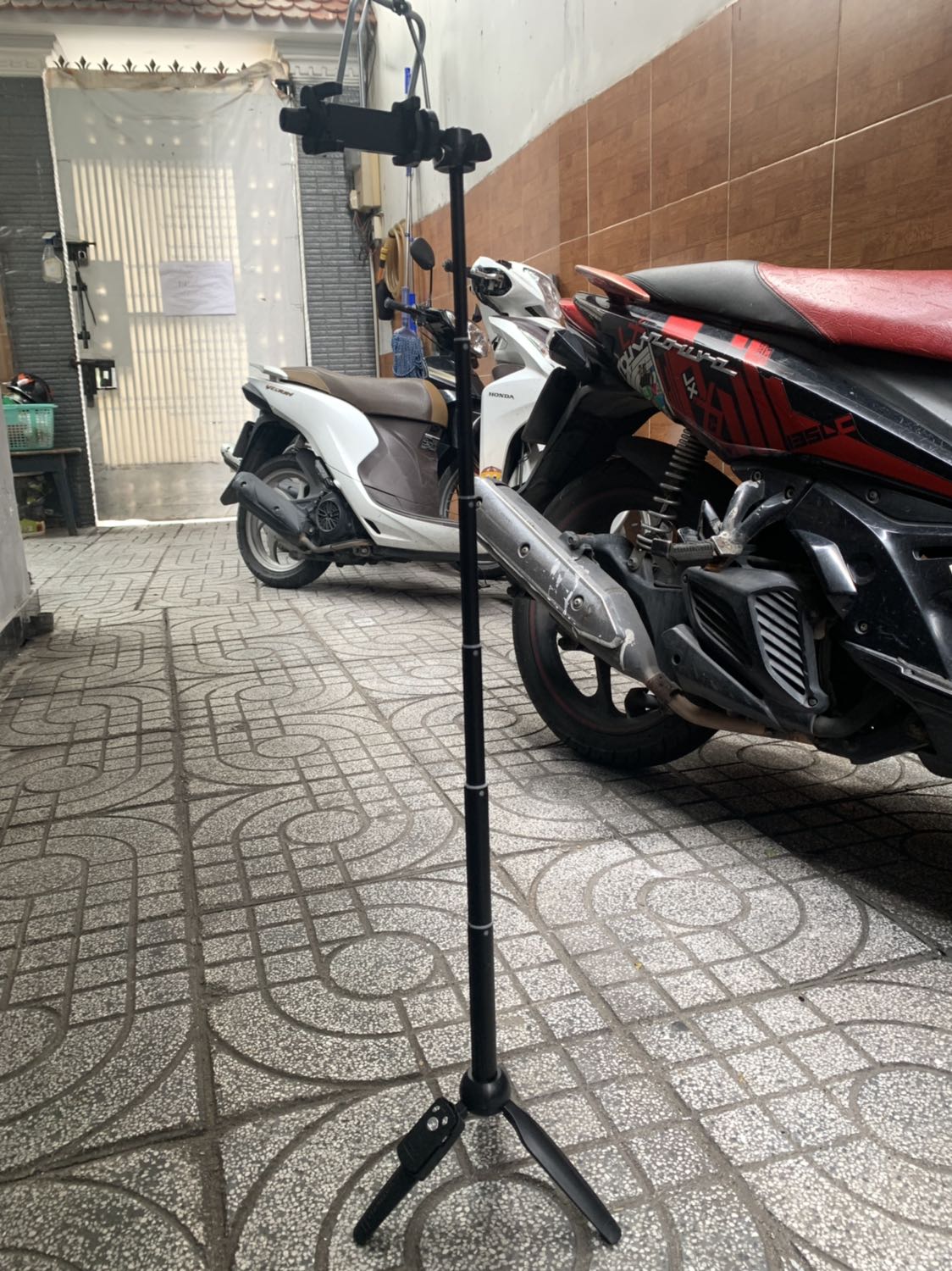 Hàng chuẩn chính hãng , cầm chắc tay , linh hoạt chụp mọi góc độ , có remote chụp ảnh từ xa ,tích hợp cả cầm tay và tripod rất tiện lợi !