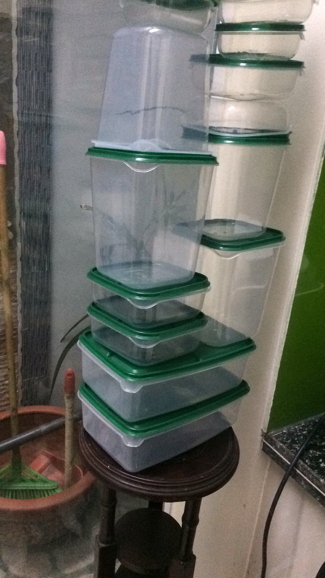 Đủ 17 hộp., Có đủ kích cỡ rất tiện. Màu xanh cũng đẹp nữa. Nhưa k hôi tí nào luôn. Hộp đẹp 5 sao nha