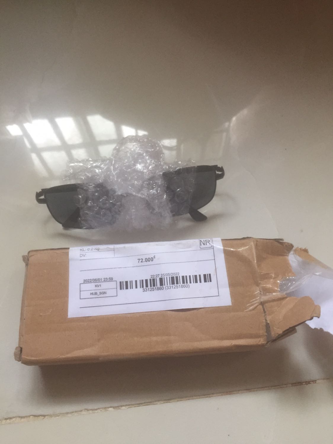 Rất k hài lòng. Dù hàng giảm giá thì giao cũng cần có hộp đựng kính chứ, chuyên chở ảnh huong đến sản phẩm ít nhiều!