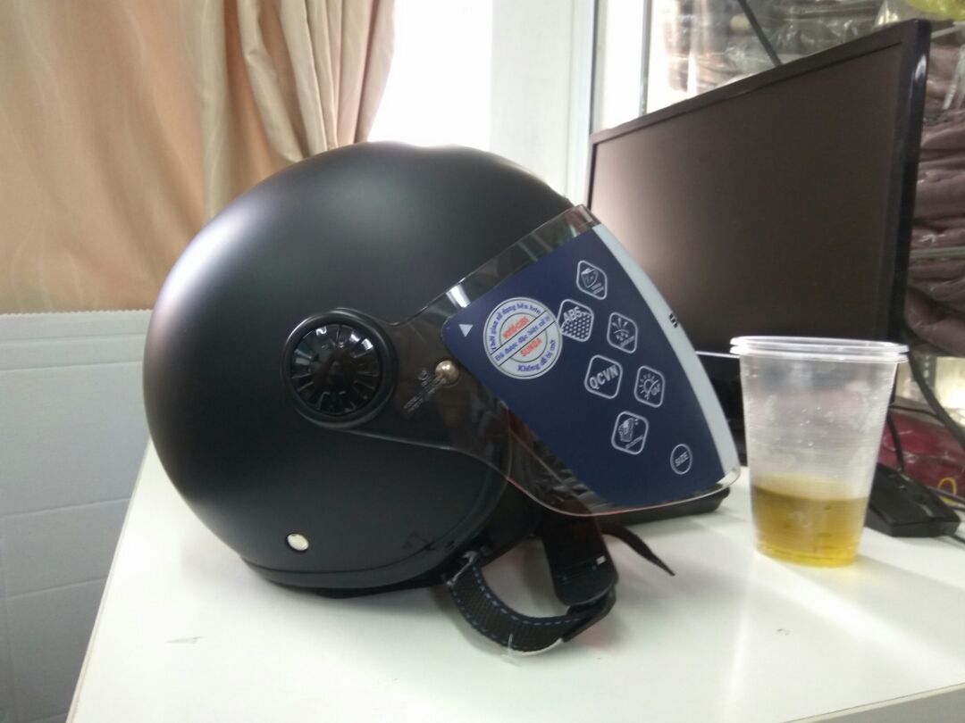 Mũ đẹp lắm nhé,  hàng chính hãng chất luợng tuyệt vời. Kính trong nhìn cảm giác rất dễ chịu.  Các bạn nên mua nha.
Lót êm,  tháo vệ sinh đựơc luôn.  Chắc chắn lắm!