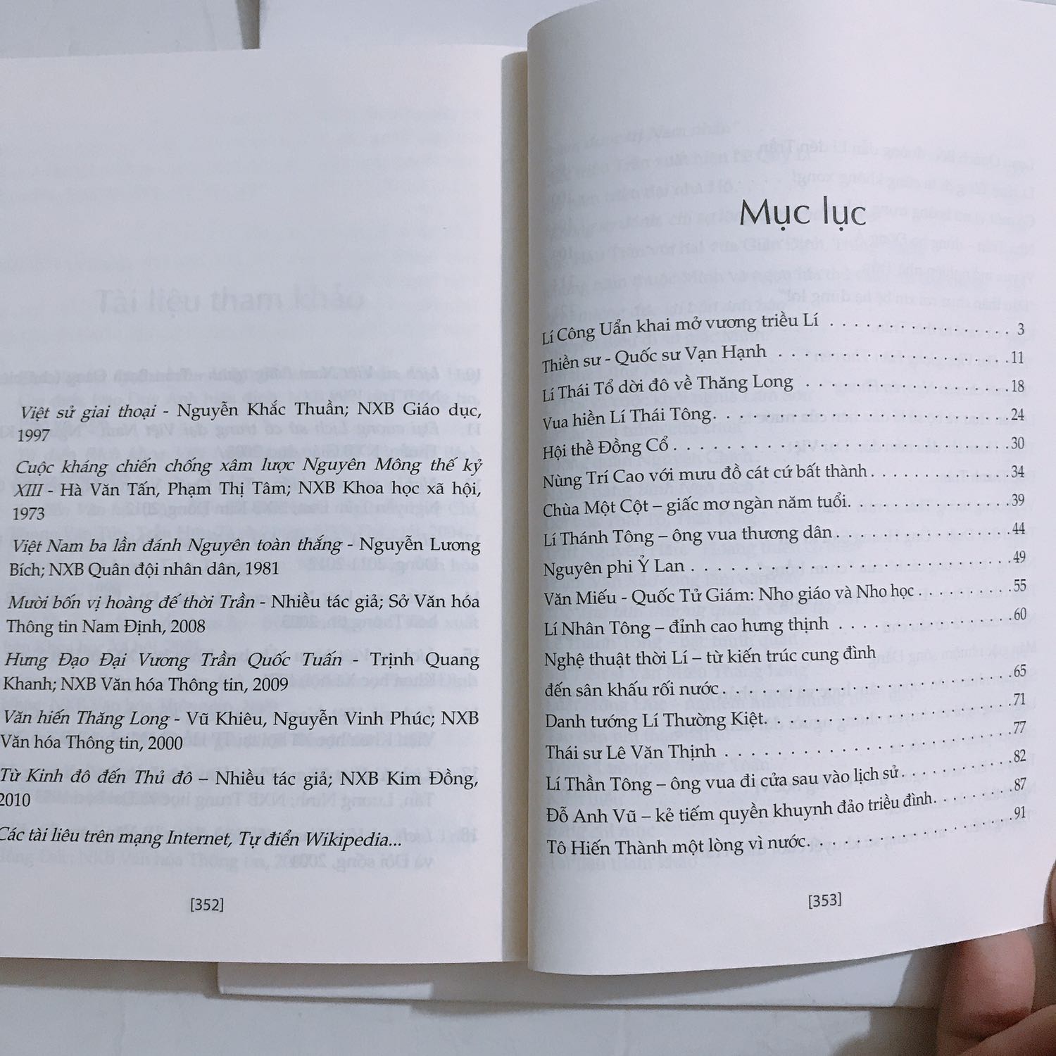 Sách đẹp, nội dung hấp dẫn, văn như kể chuyện chứ không khô khan như chính sử. Ai thích bộ “Việt Sử giai thoại” của Nguyễn Khắc Thuần thì cũng sẽ thích bộ này nha, hay từ tựa sách “Sử ta - chuyện xưa kể lại”! Tập 2 này viết về thời Lý - Trần - Hồ - Hậu Trần - Lê Sơ, do rất thích đoạn sử huy hoàng này nên mình quyết định chọn mua cuốn này đầu tiên. Sẽ tậu tiếp 3 cuốn còn lại cho đủ bộ! Đáng đọc và sưu tầm!!!