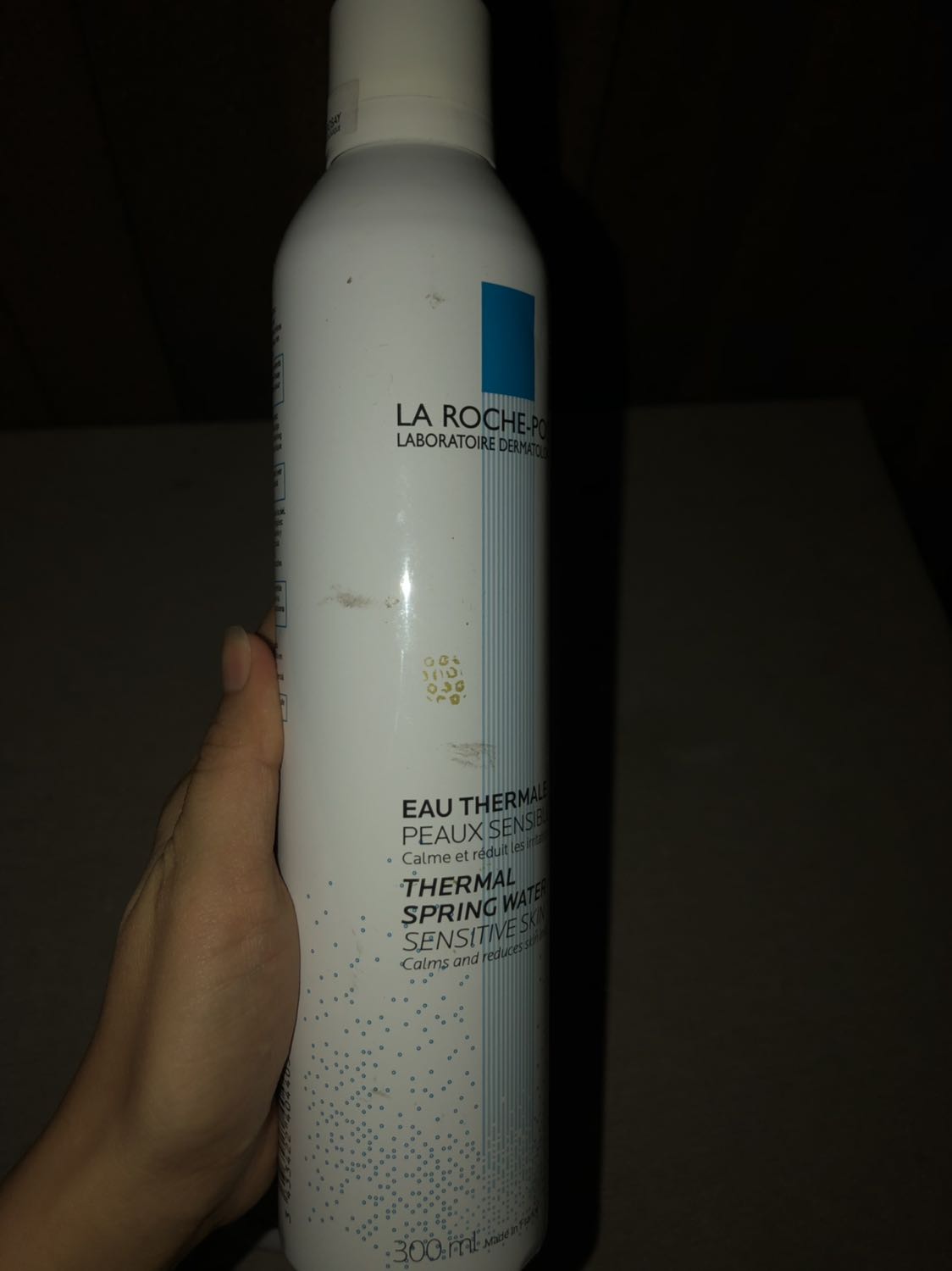 Vừa nhận sản phẩm ngày hôm qua, mở ra chai bị dơ nhiều chỗ, hơn nữa chai cầm lên rất nhẹ tay, ko giống chai 300ml, dung tích ko đúng quy chuẩn, mình đã cân mà khối lượng chỉ có 361g, nếu là nước bình thường 300ml đã tương đương 300g, nhưng là nước khoáng, như vậy chai chỉ nặng 61g có hợp lý không