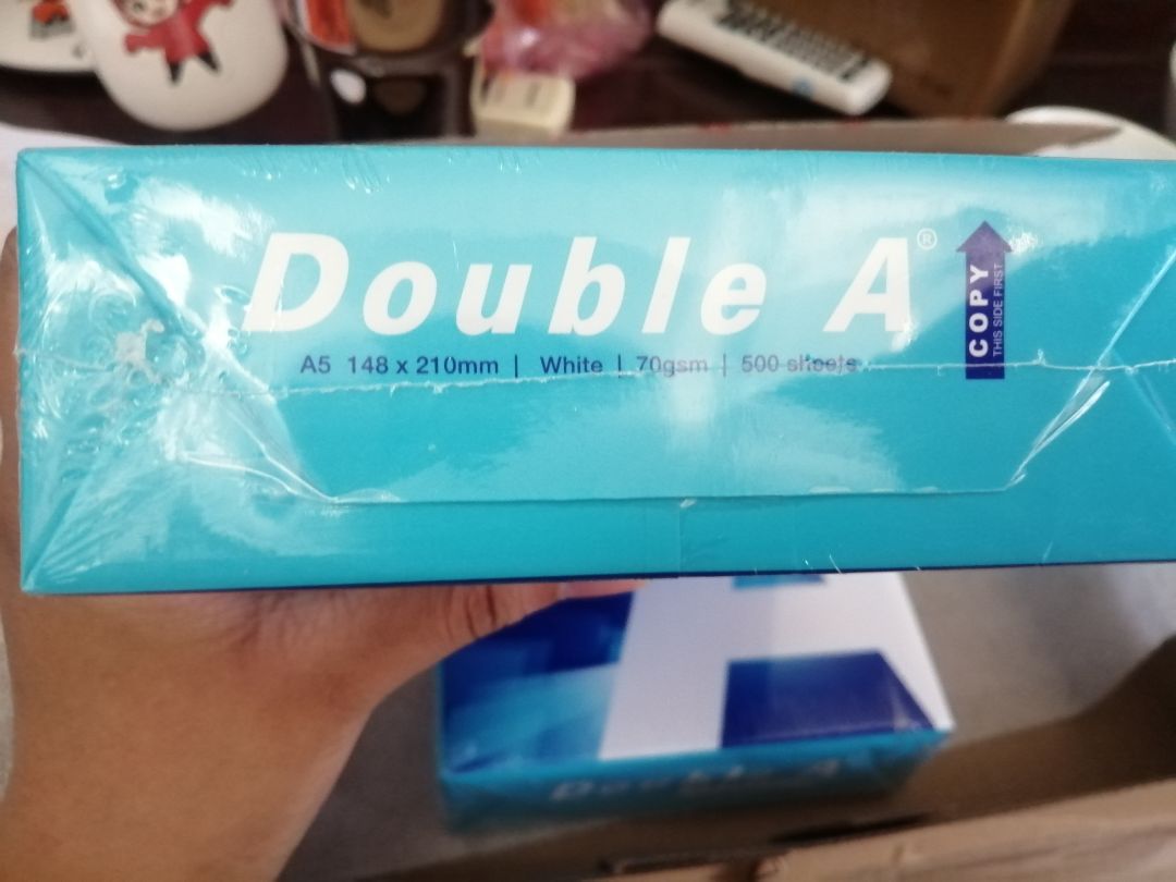 Giấy tốt, giá cũng rất phù hợp Nhà sách đóng gói tạm ổn, điều khiến tôi thất vọng là nhà sách chưa gửi hàng mà app Tiki đã hiển thị là "đang vận chuyển", làm tôi hóng 3-4 ngày tới tận ngày giao dự kiến nhưng chẳng thấy đâu, hỏi ra thì mới biết hôm ấy nhà sách mới bắt đầu gửi hàng, thế là tôi phải đợi thêm 3-4 ngày nữa. Tôi vừa thất vọng vì nhà sách làm việc trễ nãi nhưng cũng rất thất vọng về cách Tiki hiển thị cho khách hàng về trạng thái của đơn hàng. Mỗi một người khách đặt hàng đều rất trông chờ đơn hàng của mình nên Tiki hãy hiển thị rõ ràng và đúng trạng thái đơn hàng để khách khác không thất vọng như tôi.
