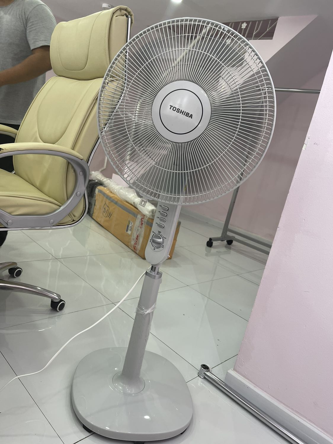 Sản phẩm khá ok. Êm ái, đẹp. Nhưng hơi thất vọng về vấn đề xuất hoá đơn của TIKI. Trước khi đơn được giao đến mình đã nhờ TIKI hỗ trợ giúp xuất hoá đơn. Vậy mà đơn giao tới xong rồi thì nói là không hỗ trợ được nữa??? Chỉ 1 tờ hoá đơn thôi mà TIKI làm việc quá cứng nhắc. Uổng công mình mua hàng trên TIKI lâu nay mấy chục triệu rồi.