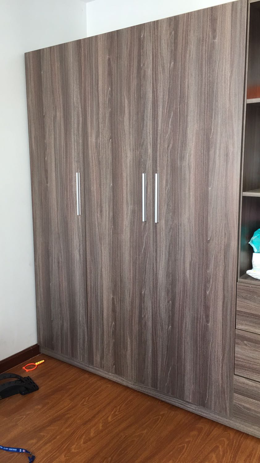 Tủ ổn. Phù hợp với giá tiền. Chất lượng thì phải xài lâu mới biết. Điểm trừ: mùi sơn khá lâu hết, cả nhà phải dọn sang phòng khác ở đợi hết mùi.