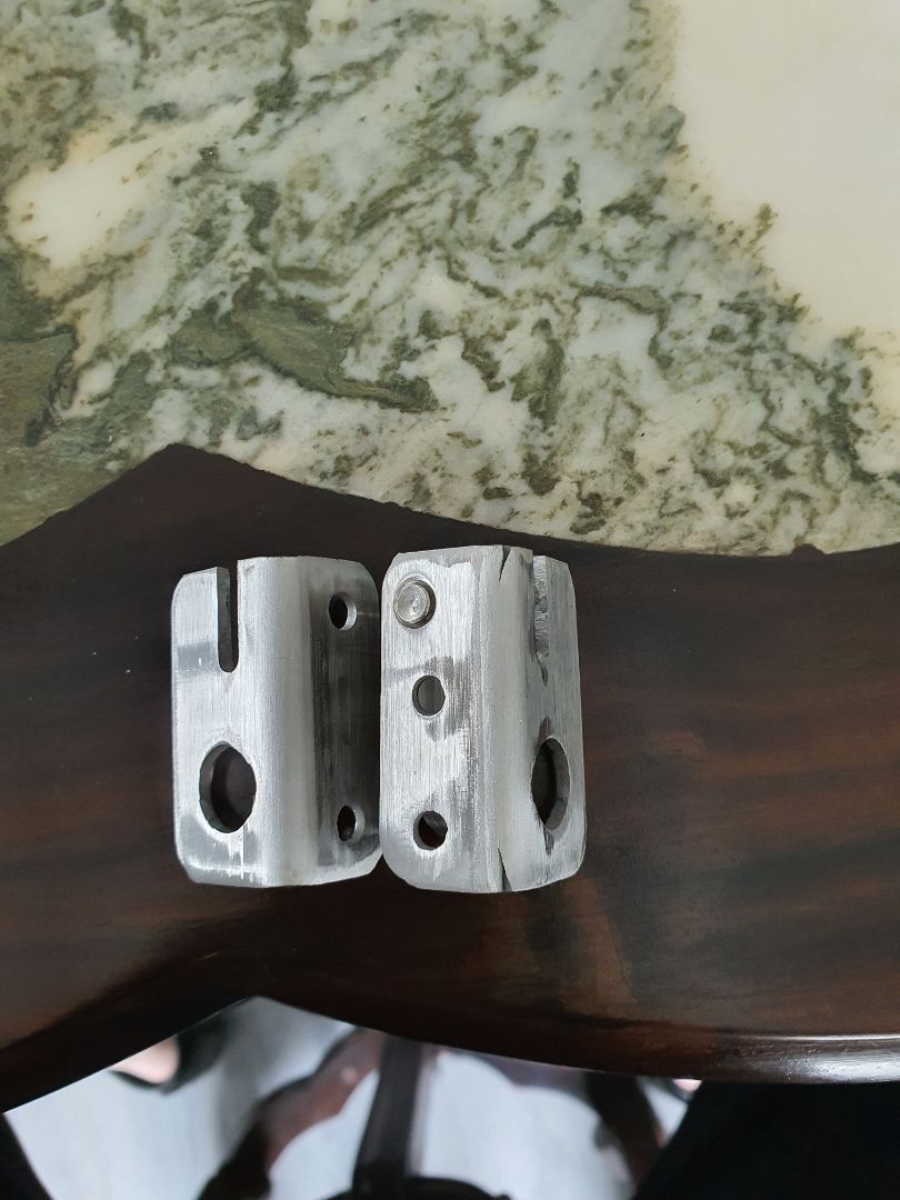 khóa gia công bị gãy mà vẫn bán cho khách.tin tưởng tiki nên ko kiểm hàng trước khi thanh toán.giờ khỏi dùng luôn