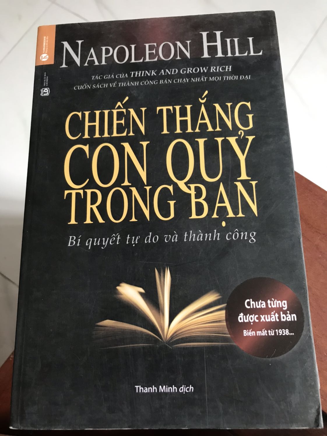 Mua sách mới nhưng giao sách cũ. Bìa sách và cả các trang dơ, trầy xước. Bị gập và gãy nhiều.