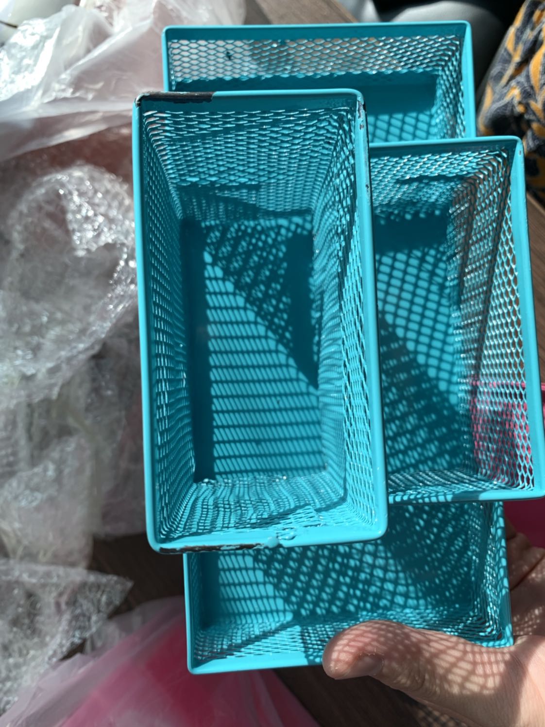 Mình đặt mua 03 cái đựng viết để bàn. 
Mở ra thì sản phẩm móp méo thế này đây. 
Sơn thì bong tróc lỡm chỡm, miếng đế phía dưới thì mất một cục.
Đề nghị Tiki sớm thu hồi sp và đổi cho mình cái mới đàng hoàng nhé.