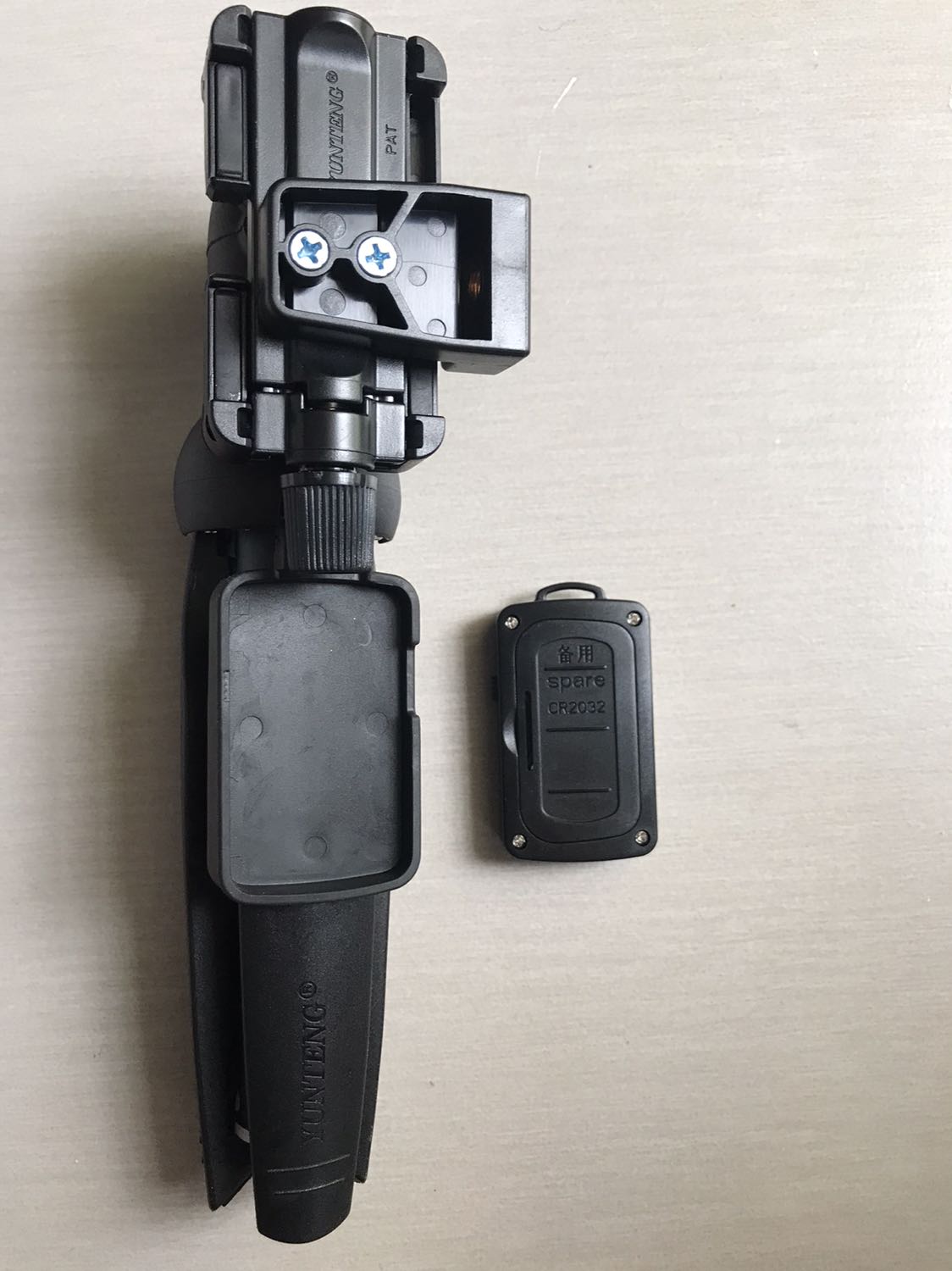 Hơi ngắn 1 chút so với mong đợi nhưng hàng cầm rất chắc tay, chi tiết hoàn thiện tốt so với mức giá. Remote nhạy, kết nối bluetooth nhanh. Có điều remote giao cho mình dùng 2 pin 3v, không phải pin sạc như trên quảng cáo.