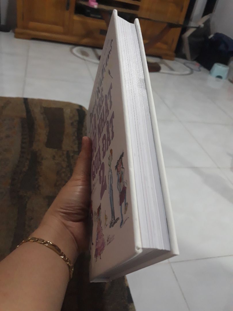 Truyện của David Walliams thì là siêu siêu hay rồi, mình mua cho tụi nhỏ tất cả các cuốn của tác giả này. Cuốn này bìa siêu đẹp, hình ảnh màu vui nhộn, bắt mắt. Tụi nhỏ vừa đọc vừa cười rúc rích, truyện hài siêu bựa. Có bìa áo bên ngoài, sách bìa cứng, chắc tay nhé mọi người. Sẽ là quà xịn cho các bé trong mùa hè này. Truyện của David Walliams thì là siêu siêu hay rồi, mình mua cho tụi nhỏ tất cả các cuốn của tác giả này. Cuốn này bìa siêu đẹp, hình ảnh màu vui nhộn, bắt mắt. Tụi nhỏ vừa đọc vừa cười rúc rích, truyện hài siêu bựa. Có bìa áo bên ngoài, sách bìa cứng, chắc tay nhé mọi người. Sẽ là quà xịn cho các bé trong mùa hè này.