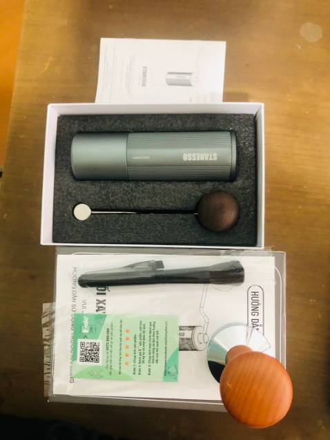 Sản phẩm pha cafe cực tốt, gói hàng kĩ sản phẩm giá trị cao. Mua máy và cối được giới thiệu từ anh em ***, được tặng đủ món, ly, cafe hạt, thấy thích quá order thêm cái túi. LƯU Ý MẶC ĐỊNH HÃNG KHÔNG CÓ TÚI nên cần thì mua ở shop luôn.