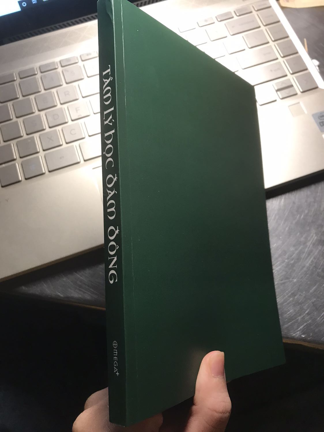 Tiki giao đúng hẹn, tình trạng sách đẹp. Sách này dạng bìa bọc, bìa ở trong đúng kiểu trend monochrome ^^. Theo mục lục thì mình thấy chủ đề sát với tựa sách