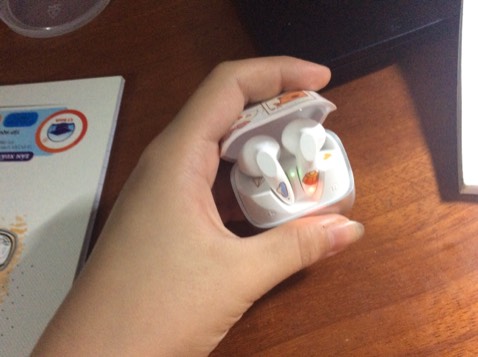 Pin trâu , trông xinh xắn nhưng tai nghe chỉ nghe được một bên thôi.Mình đeo rất đau tai và lỏng ,đeo rất khó chịu luôn.không phải thiết bị điện thoại có vấn đề mà mình thử hai ba cái điện thoại luôn á.mặc dù hai cái tai nghe vẫn hoạt động nhưng chỉ NGHE ĐƯỢC MỘT BÊN.