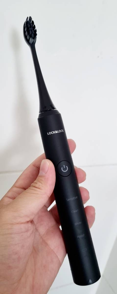 Bàn chải thiết kê kiểu dáng đẹp, màu đen nhám nhìn cao cấp. Thân cầm vừa tay, cảm giác chắc chắn.
Có kèm theo 3 đầu bàn chải trong hộp.
4 chế độ chải răng rất tiện; có chức năng nhắc chuyển vùng đánh răng rất hay.
Giao hàng nhanh.
Điểm trừ lớn là dịch vụ tư vấn của Tiki Trading, tôi nhắn tin hỏi về bảo hành và chờ 2 ngày rồi vẫn không phản hồi.