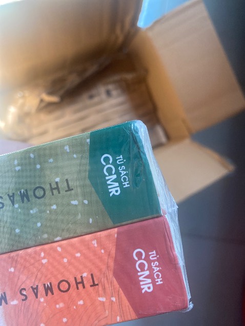 Mua sách giá cũng không phải rẻ, đơn hơn 3***₫ mà gói sách nhìn chán thiệt sự! Bọc chống sốc khá rẻ, khoảng 800₫/m nếu mua lẻ mà Tiki cũng không trang bị mà gói sách cho khách được hay sao, để sách đến tay khách thì quăn gáy, dập gáy! Sau một thời gian quay lại mua sách trên Tiki cũng chẳng thấy Tiki có thay đổi gì dù vấn đề gói hàng ẩu đã bị phản ánh rất nhiều lần! Quá thất vọng!