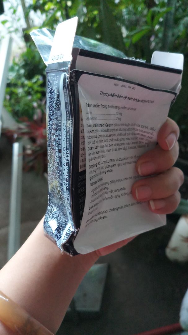 Hộp thuốc hơn 500k mà đóng gói như đồ bỏ đi. giao hàng chậm hơn dự kiến thì do dịch cũng thông cảm đi, đằng này để cái Hộp nguyên xi vô cái hộp giấy carton nhỏ bình thường, hộp bị móp méo nghiêm trọng,  không có bao bọc gì bên ngoài vỏ hộp hết. cũng may mở ra mà thuốc còn nguyên chứ k bị xì. Chất lượng thuốc thế nào thì chưa biết, chứ gói hàng kiểu này thì thôi hết dám mua lần sau.