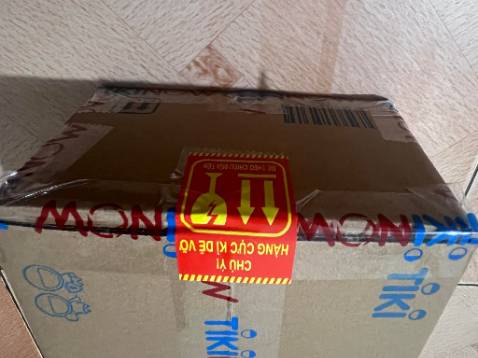 Đây là lần đầu mình mua máy đọc sách Kindle và cũng là lần đầu mình mua hàng giá trị lớn trên Tiki, mình khá hài lòng. TikiNow giao nhanh, nhân viên thân thiện nhiệt tình. Gói hàng được bọc cẩn thận, có dán tem hàng dễ vỡ, máy đọc sách nguyên seal, bao da gắn kèm với máy luôn trong hộp. Đây là bản cho thị trường Nhật nhưng tính năng đầy đủ không khác bản thường. Từ lúc mua máy đọc sách, mình như trở lại thời trẻ thơ, thời còn say mê với những trang sách, thời gian dành cho ***, Youtube,... cũng giảm hẳn. Một sản phẩm đáng mua cho bất kỳ ai có mong muốn tốt hơn mỗi ngày.